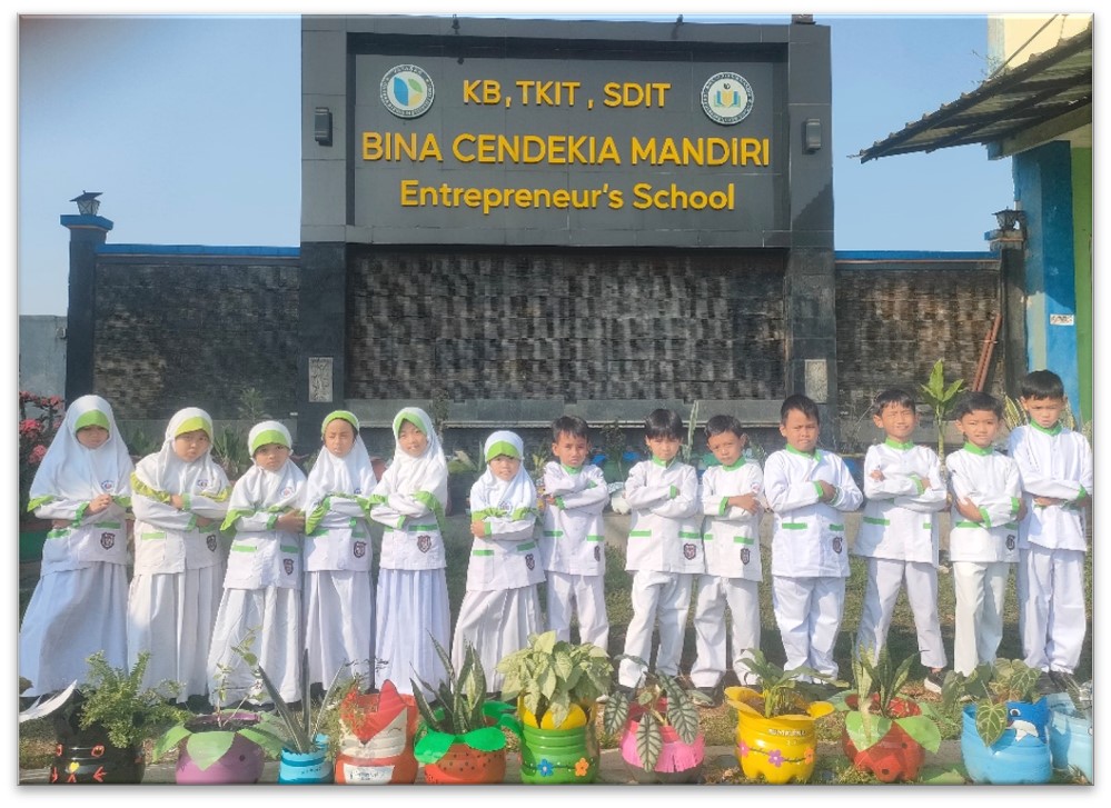 Dari Galon Bekas Menjadi Taman Hijau: Jagoan Kecil BCM Belajar Peduli Lingkungan Melalui Proyek Daur Ulang 