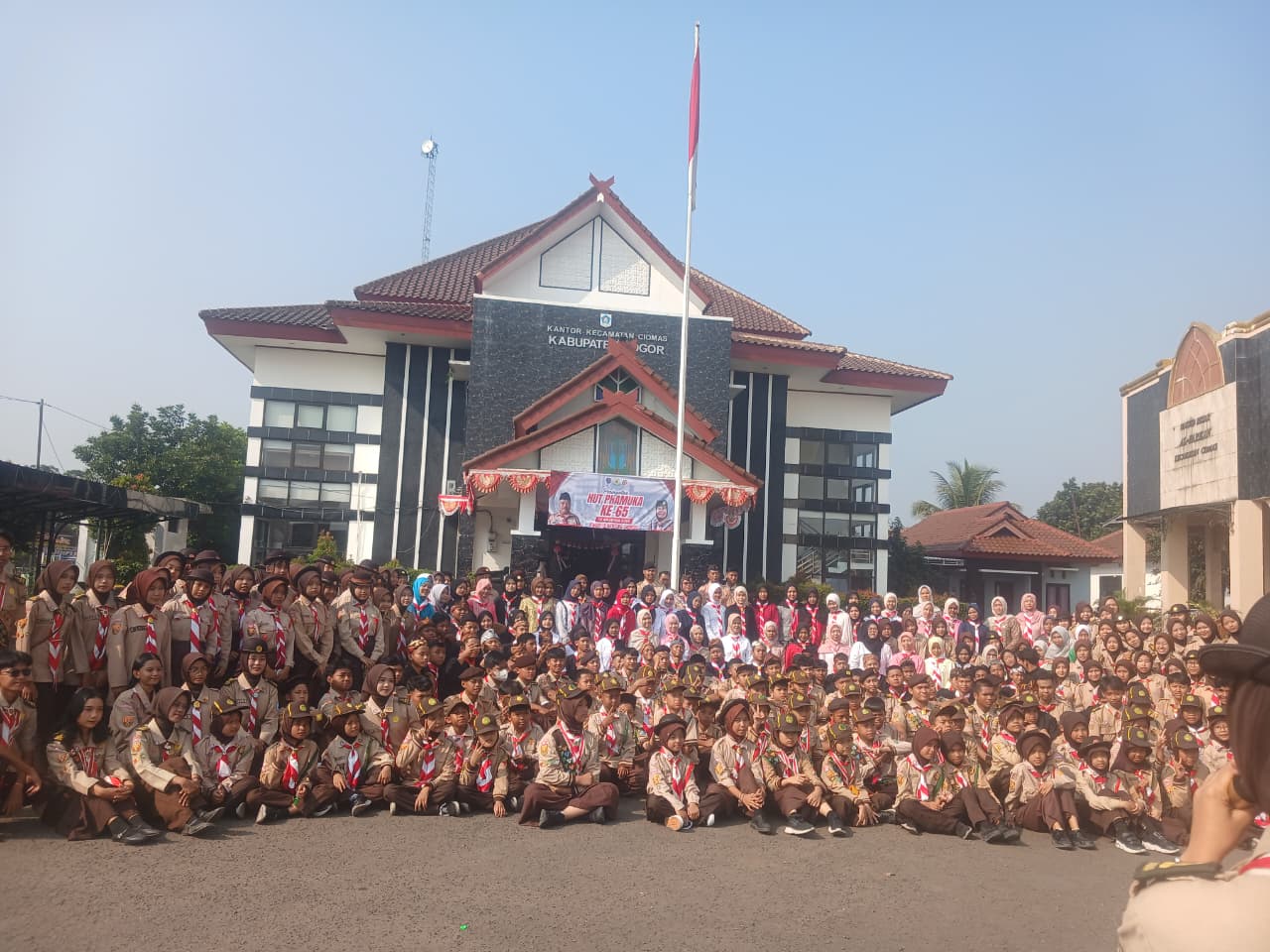 Semangat Pramuka Membara, SDIT BCM ES Ikuti Upacara Hari Pramuka Di Halaman Kantor Kecamatan Ciomas